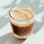 Taza de café con diseño de arte latte en la superficie