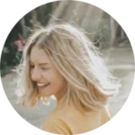 Chica pelo rubio sonriendo